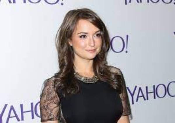 Every Thing About Milana Vayntrub Relationship